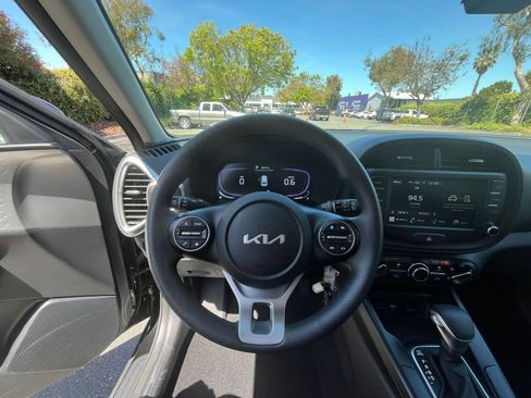 Used 2025 Kia Soul LX w/ LX Technology Package FWD image 31