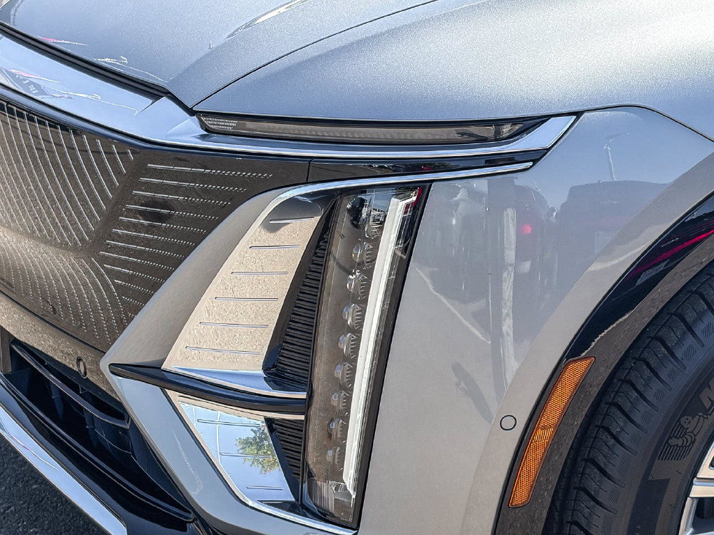 Used 2025 Cadillac Lyriq Luxury AWD/4WD image 2