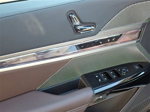 Used 2025 BMW 740i xDrive w/ Premium Package image 11