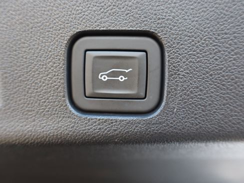 Used 2025 GMC Acadia Elevation image 25