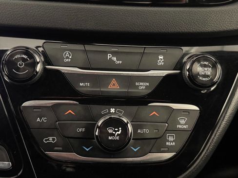 Used 2018 Chrysler Pacifica Touring-L w/ Premium Audio Group image 31