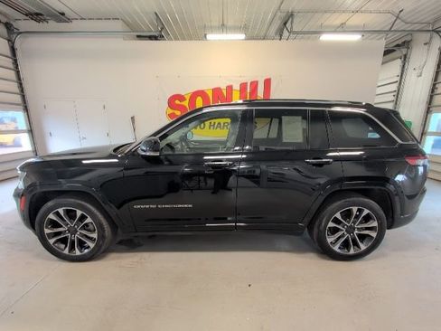 Used 2022 Jeep Grand Cherokee Overland w/ Luxury Tech Group IV AWD/4WD image 2