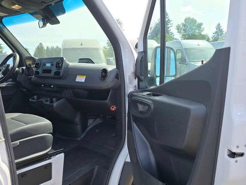 Used 2025 Mercedes-Benz Sprinter 2500 image 10