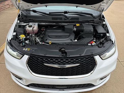 Used 2025 Chrysler Pacifica Select image 26