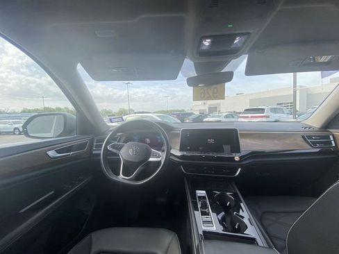 Used 2024 Volkswagen Atlas SE image 4