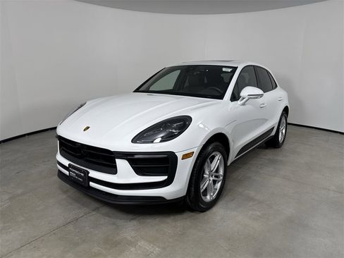 Certified 2023 Porsche Macan image 1