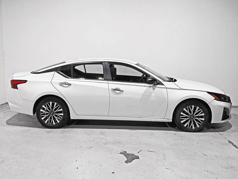 Used 2025 Nissan Altima 2.5 SV FWD image 7