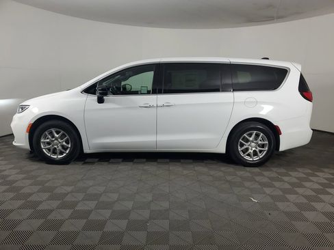 New 2026 Chrysler Pacifica Select FWD image 7