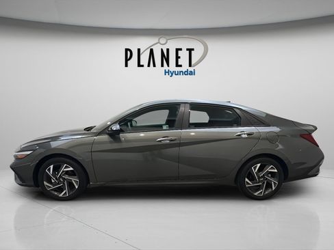 Used 2025 Hyundai Elantra SEL FWD image 3