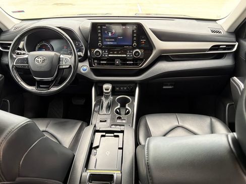 Used 2021 Toyota Highlander XLE AWD/4WD image 19