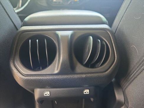 Used 2022 Jeep Gladiator Sport AWD/4WD image 16