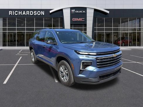 Used 2025 Chevrolet Traverse LT FWD image 2