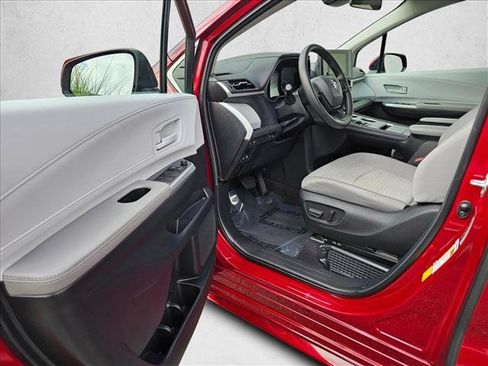 Used 2025 Toyota Sienna LE AWD/4WD image 21