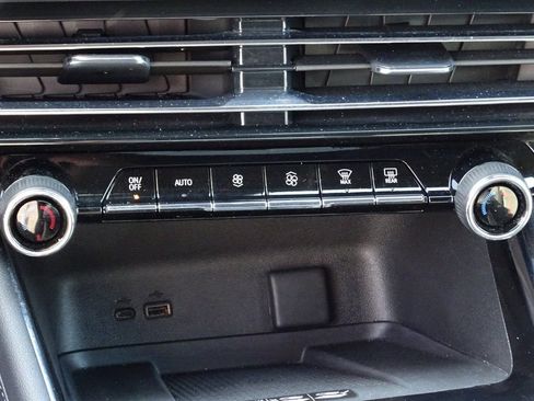 Used 2025 Chevrolet Traverse LT image 26