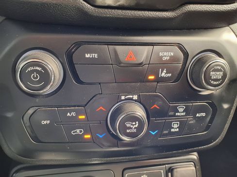 Used 2022 Jeep Renegade Latitude AWD/4WD image 7