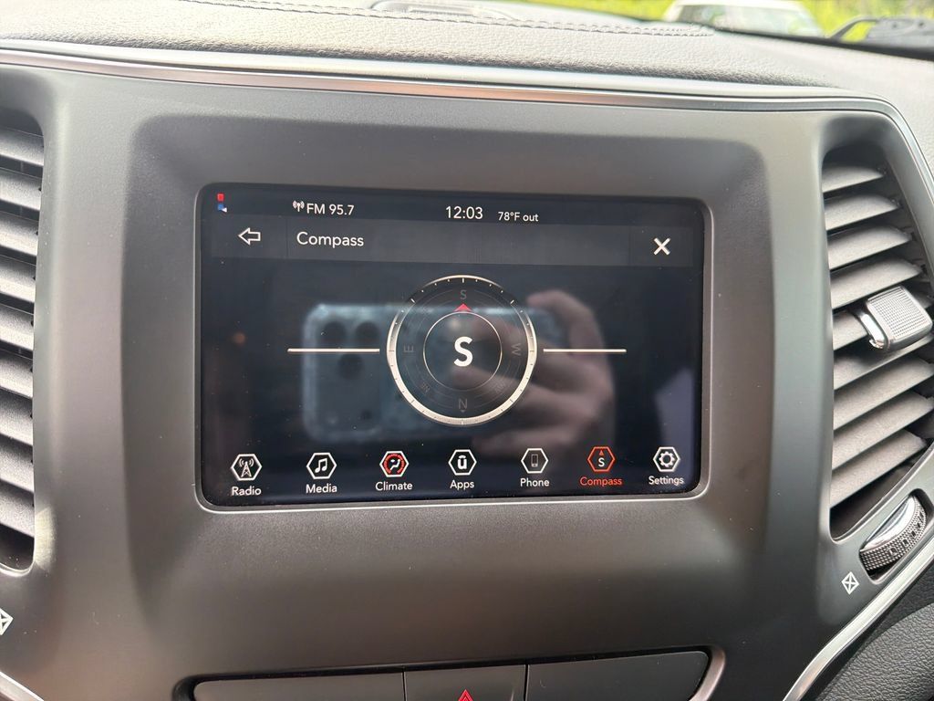 Used 2019 Jeep Cherokee Latitude w/ Popular Appearance Group AWD/4WD image 20