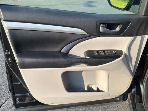 Used 2017 Toyota Highlander XLE FWD image 16
