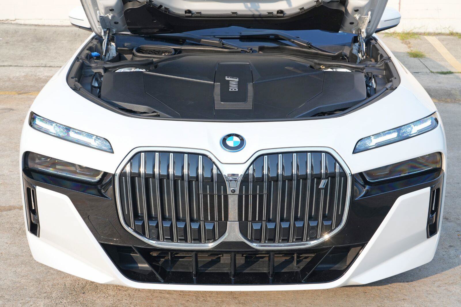 Used 2023 BMW i7 xDrive60 w/ Executive Package 2 AWD/4WD image 8