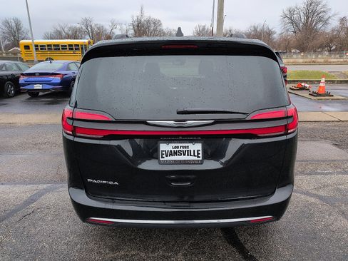 Used 2022 Chrysler Pacifica Touring-L image 6