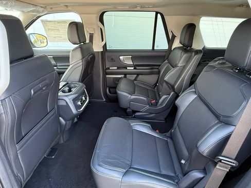 Used 2025 Ford Expedition Platinum AWD/4WD image 14