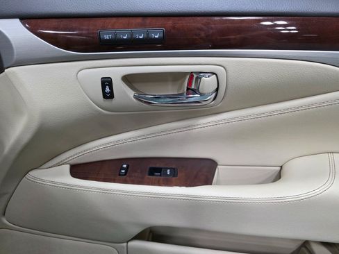 Used 2013 Lexus LS 460 w/ Comfort Pkg RWD image 26