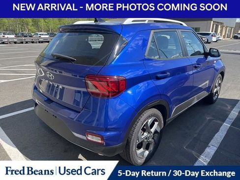 Certified 2022 Hyundai Venue Limited FWD image 3