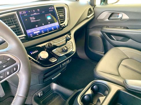 Used 2025 Chrysler Pacifica Select FWD image 37