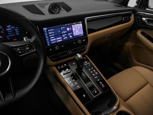 Used 2025 Porsche Macan image 32