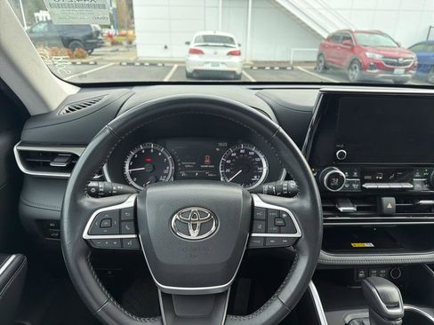 Used 2023 Toyota Highlander XLE image 7