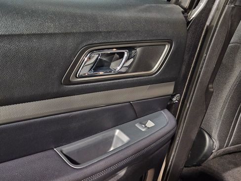 Used 2018 Ford Explorer XLT image 34