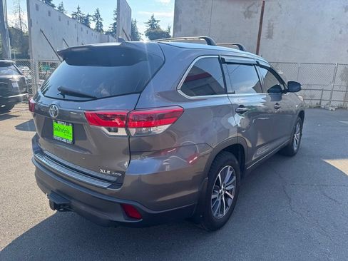 Used 2017 Toyota Highlander XLE AWD/4WD image 3