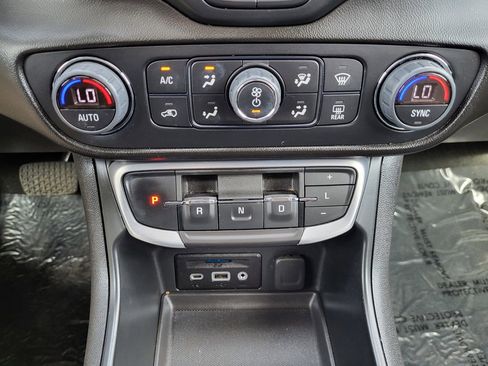 Used 2022 GMC Terrain SLT image 14