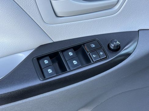 Used 2017 Toyota Sienna L image 13