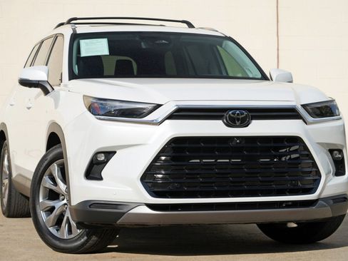 Used 2024 Toyota Grand Highlander FWD image 4