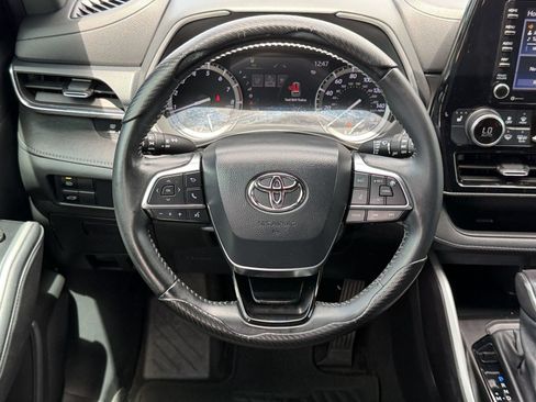 Used 2021 Toyota Highlander XSE FWD image 11