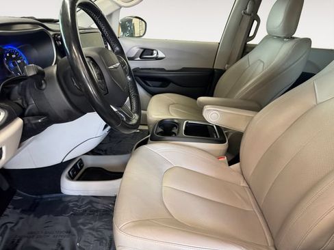 Used 2021 Chrysler Pacifica Touring-L FWD image 7