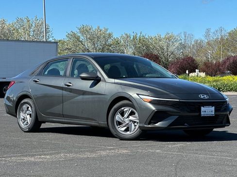 New 2026 Hyundai Elantra SE FWD image 2