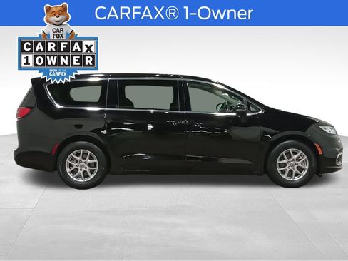 Used 2024 Chrysler Pacifica Touring-L FWD image 2