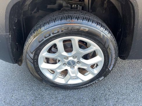 Used 2018 Jeep Renegade Latitude w/ UConnect 8.4 Nav Group image 9