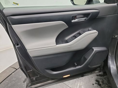 Used 2024 Toyota Highlander XLE image 13