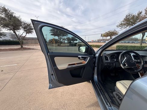 Used 2017 Volvo XC60 T5 Inscription w/ Preferred Option Package image 12