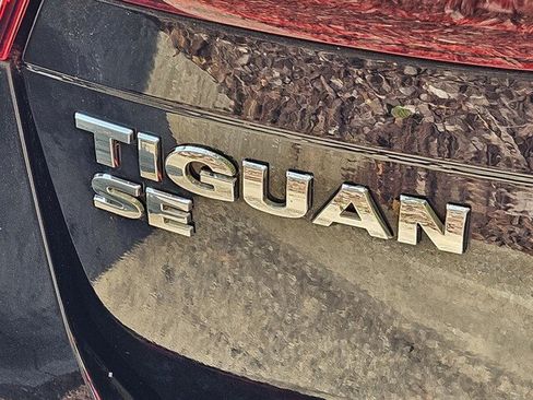 Used 2021 Volkswagen Tiguan SE w/ Panoramic Sunroof Package FWD image 9