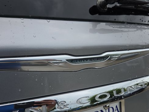 Used 2013 Chrysler Town & Country Touring FWD image 37