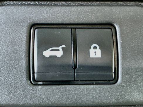 Used 2025 Nissan Rogue SV FWD image 28