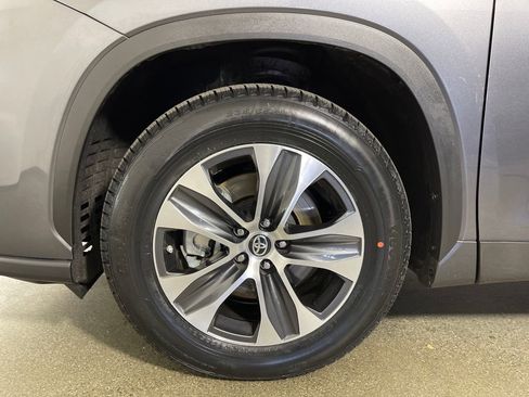 Certified 2024 Toyota Highlander XLE image 11