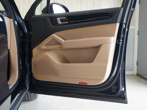 Used 2020 Porsche Cayenne image 34