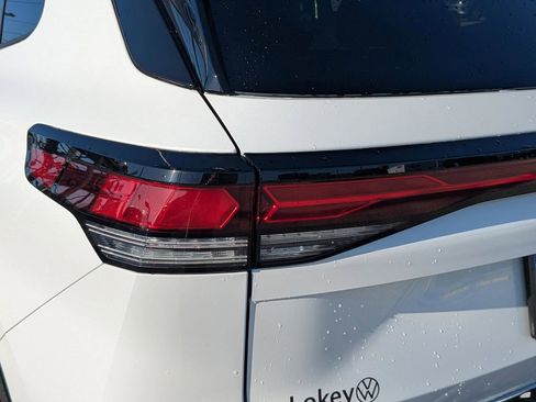 New 2026 Volkswagen Tiguan SE R-Line FWD image 8
