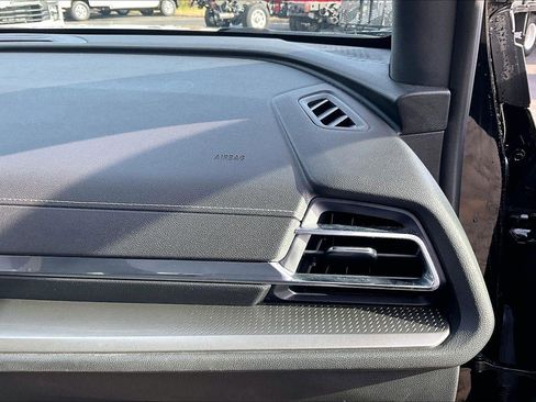 Used 2025 Chevrolet Traverse LT image 16