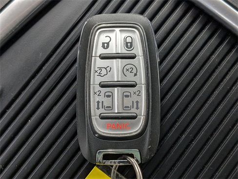 Used 2023 Chrysler Pacifica Touring-L image 30