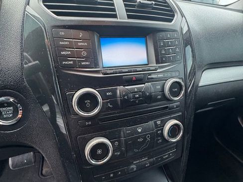 Used 2017 Ford Explorer XLT FWD image 10